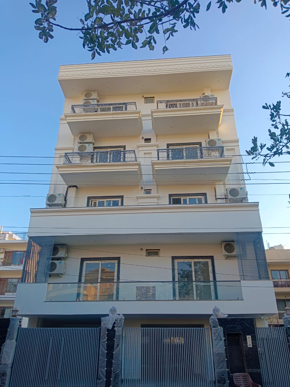 Independent Builder Floor